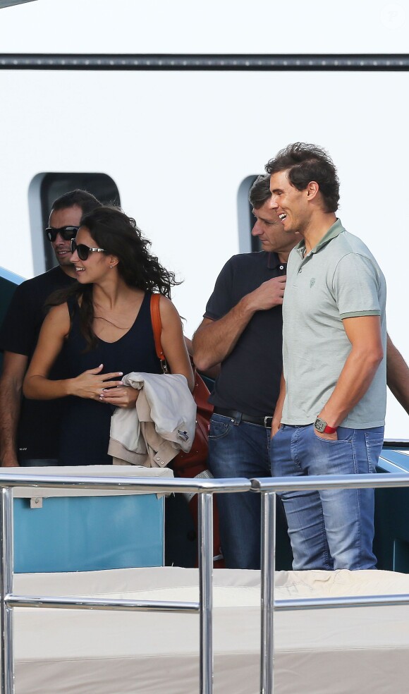 Rafael Nadal et sa belle Xisca ont visité un yacht de luxe, le Blue Ice, à Cannes, le 15 octobre 2014, avec l'idée de se l'offrir pour y passer ses vacances d'été. Une petite folie à 27,9 millions d'euros