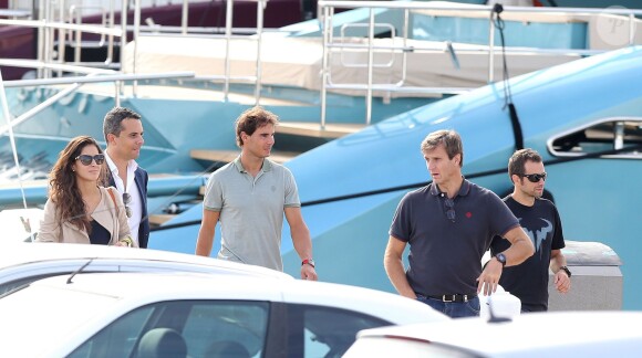 Rafael Nadal et sa belle Xisca ont visité un yacht de luxe, le Blue Ice, à Cannes, le 15 octobre 2014, avec l'idée de se l'offrir pour y passer ses vacances d'été. Une petite folie à 27,9 millions d'euros