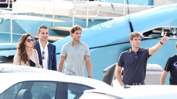Rafael Nadal et sa belle Xisca ont visité un yacht de luxe, le Blue Ice, à Cannes, le 15 octobre 2014, avec l'idée de se l'offrir pour y passer ses vacances d'été. Une petite folie à 27,9 millions d'euros