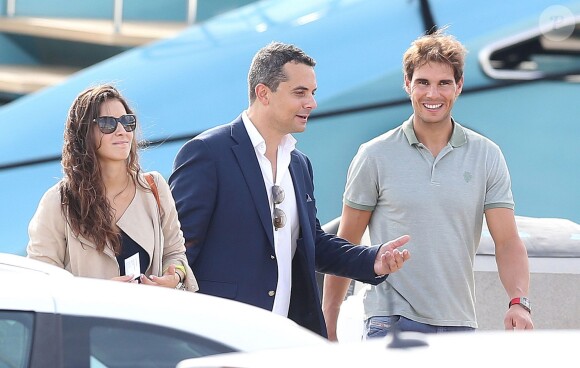 Rafael Nadal et sa belle Xisca ont visité un yacht de luxe, le Blue Ice, à Cannes, le 15 octobre 2014, avec l'idée de se l'offrir pour y passer ses vacances d'été. Une petite folie à 27,9 millions d'euros