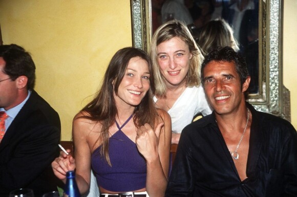 Carla Bruni, Valeria Bruni-Tedeschi et Julien Clerc dans un restaurant parisien, le 21 juin 2000.