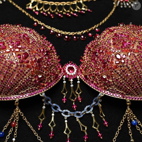 Les détails du soutien-gorge et sa parure que portera Alessandra Ambrosio lors du défilé 2014 de Victoria's Secret.