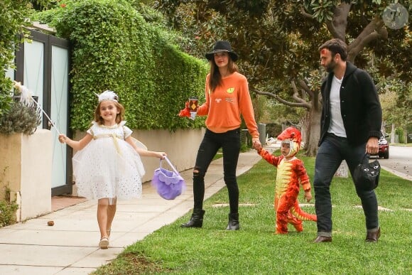Alessandra Ambrosio, Jaime Mazur et leurs enfants Anja et Noah en pleine chasse aux bonbons à Brentwood. Los Angeles, le 31 octobre 2014.