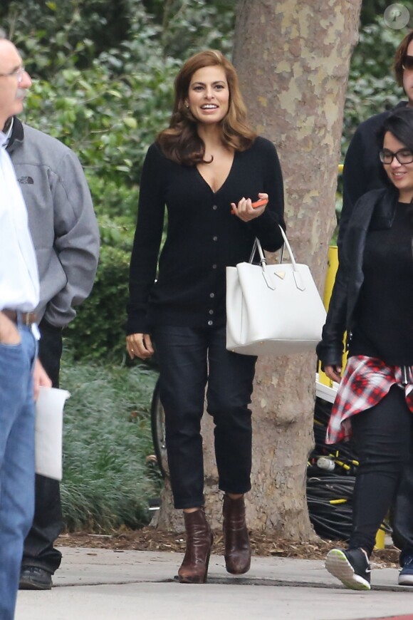 Eva Mendes, le 2 novembre 2014 sur le tournage d'une publicité à Los Angeles, dévoile sa silhouette six semaines après avoir accouché : elle est au top !