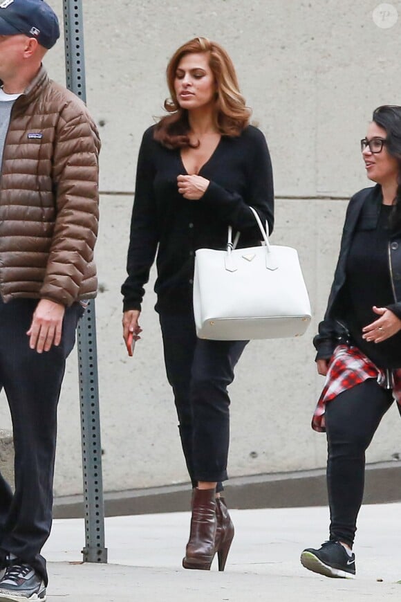Eva Mendes, le 2 novembre 2014 sur le tournage d'une publicité à Los Angeles, dévoile sa silhouette six semaines après avoir accouché : elle est au top !