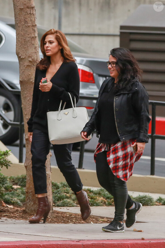 Eva Mendes, le 2 novembre 2014 sur le tournage d'une publicité à Los Angeles, dévoile sa silhouette six semaines après avoir accouché : elle est au top !