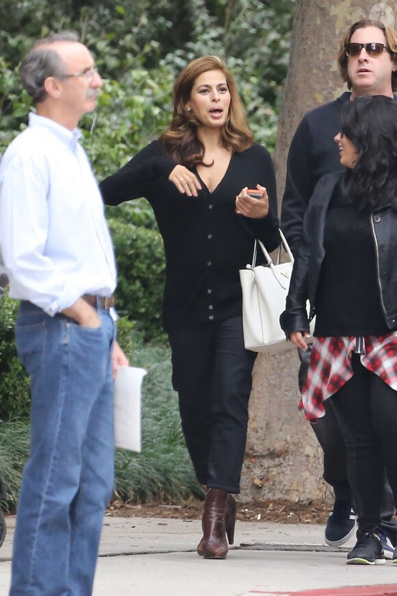Eva Mendes, le 2 novembre 2014 sur le tournage d'une publicité à Los Angeles, dévoile sa silhouette six semaines après avoir accouché : elle est au top !