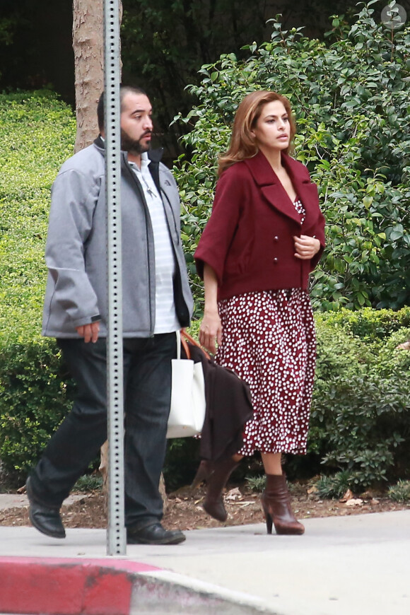 Eva Mendes se rendant le 2 novembre 2014 sur le tournage d'une publicité à Los Angeles, dévoile sa silhouette six semaines après avoir accouché : elle est sublime !