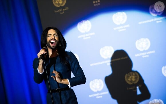 Conchita Wurst chante pour le secrétaire général de l'ONU Ban Ki-moon au siège des Nations-Unies à Vienne, en Autriche le 3 novembre 2014.