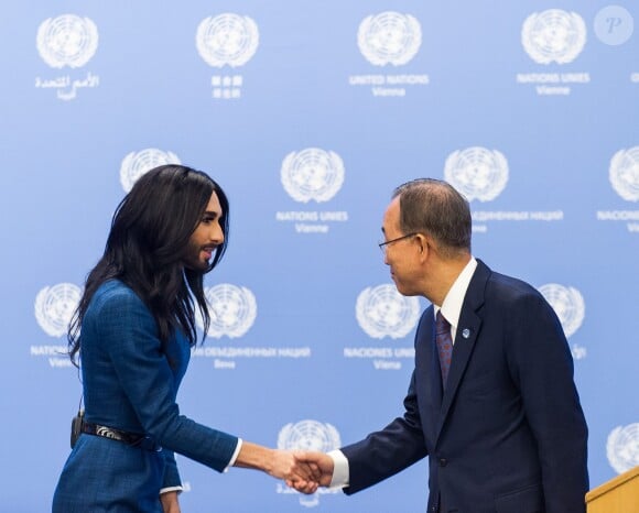 Conchita Wurst rencontre le secrétaire général de l'ONU Ban Ki-moon au siège des Nations-Unies à Vienne, en Autriche le 3 novembre 2014.