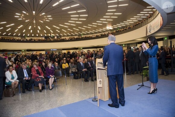 Conchita Wurst chante son tube "Rise Like a Phoenix" devant le secrétaire général Ban Ki-moon de l'ONU à Vienne en Autriche le 3 novembre 2014.  Secretary-General Ban Ki-moon (at lectern, back to camera) speaks at the United Nations Office in Vienna alongside Conchita Wurst (stage right), Austrian singer and winner of the Eurovision Song Contest 2014. Mr. Ban called for an end to discrimination based on gender and sexuality, saying, ?What made [Wurst?s] win so meaningful was the way she turned her victory in the Song Contest into an electrifying moment of human rights education?.03/11/2014 - Vienna