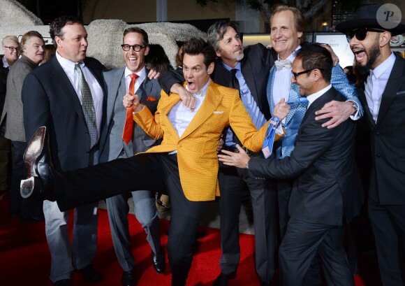 Bobby Farrelly, le producteur Joey McFarland,  Jim Carrey, Peter Farrelly, Jeff Daniels, le producteur Riza Aziz et Swizz Beatz lors de l'avant-première du film Dumb & Dumber De à Los Angeles le 3 novembre 2014