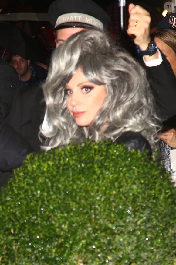 La chanteuse Lady Gaga sort de l'hôtel Park Park Hyatt à Milan, le 4 novembre 2014.