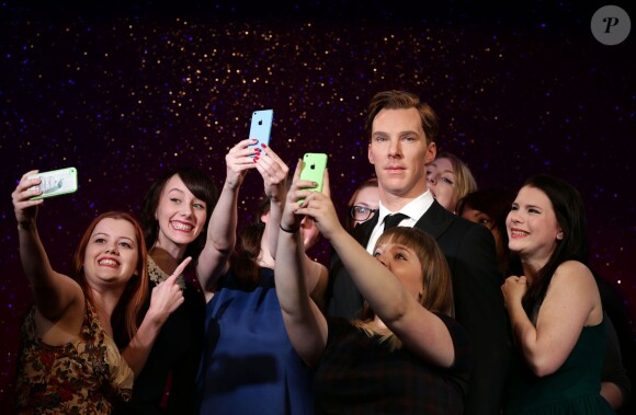 Des fans auprès de la statue de cire de Benedict Cumberbatch à Londres le 21 octobre 2014.
