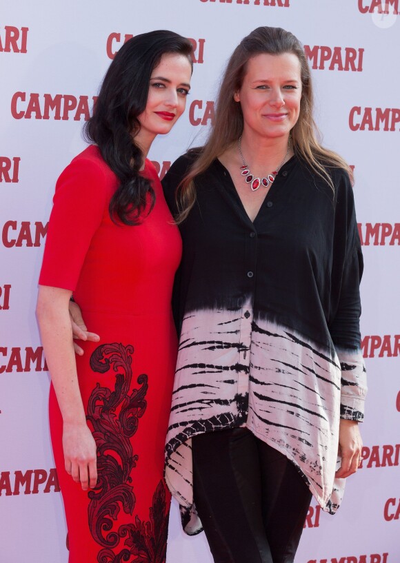 Eva Green et la photographe Julia Fullerton-Batten assistent au lancement du calendrier 2015 de Campari. Londres, le 4 novembre 2014.