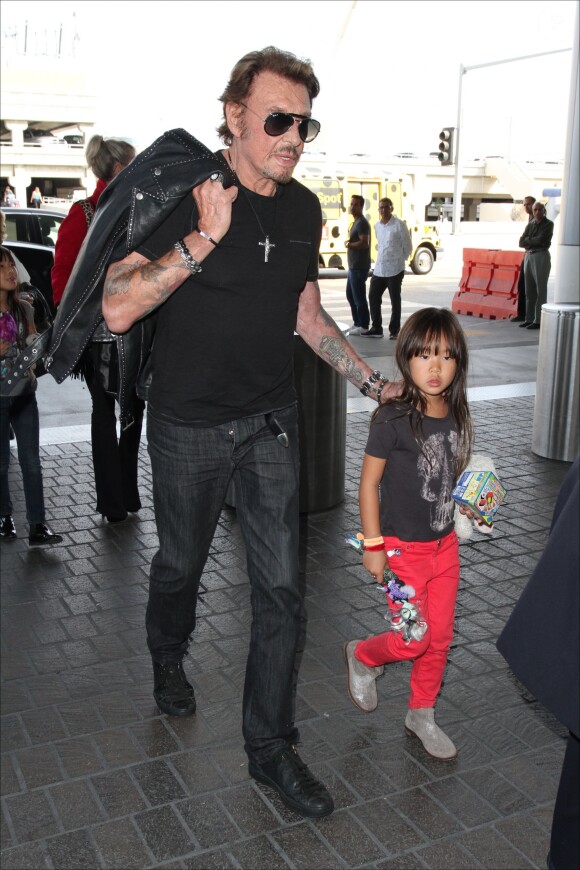 Johnny Hallyday quitte Los Angeles en famille pour rejoindre Paris le 14 octobre 2014. Le rocker était accompagné de sa femme Laeticia, de ses filles Jade et Joy ainsi que la grand-mère de son épouse Eliette et de son chien Santos.