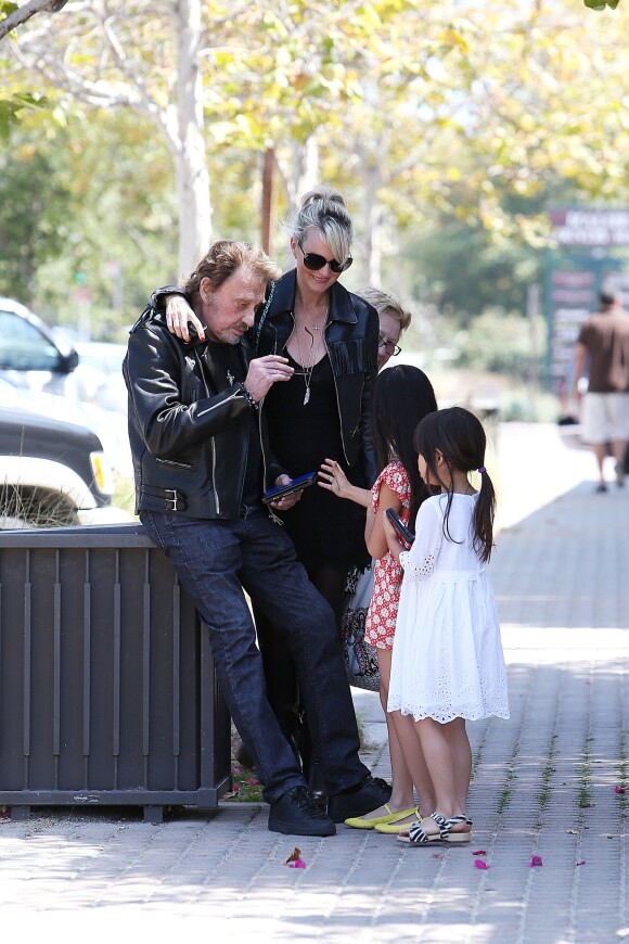 Johnny Hallyday, sa femme Laeticia et leurs filles Jade et Joy sont allés déjeuner au restaurant Taverna Tony à Malibu, le 25 mai 2014.
