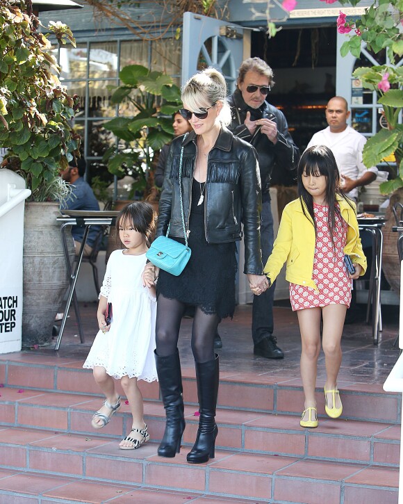 Johnny Hallyday, sa femme Laeticia et leurs filles Jade et Joy sont allés déjeuner au restaurant Taverna Tony à Malibu, le 25 mai 2014. Johnny est ensuite allé faire du shopping chez John Varvatos puis est reparti au volant de sa Harley Davidson.