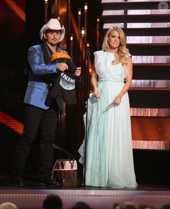 Brad Paisley et Carrie Underwood lors de la cérémonie des CMA Awards à Nashville, le 5 novembre 2014.
