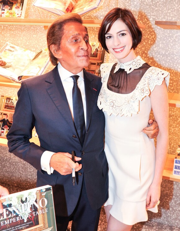 Valentino Garavani et Anne Hathaway lors du lancement du livre de Valentino Garavani à New York, le 6 novembre 2014.