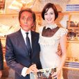  Valentino Garavani et Anne Hathaway lors du lancement du livre de Valentino Garavani &agrave; New York, le 6 novembre 2014. 