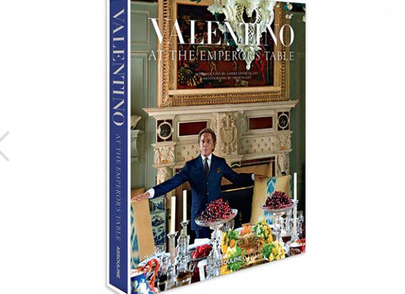 Valentino Garavani est l'auteur d'un nouveau livre, "Valentino, At The Emperor Table" sur l'art de la table et publié en novembre 2014.