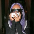 Amanda Bynes, les cheveux violets, se cache des photographes à la sortie du "901 Salon" à West Hollywood, le 7 novembre 2014