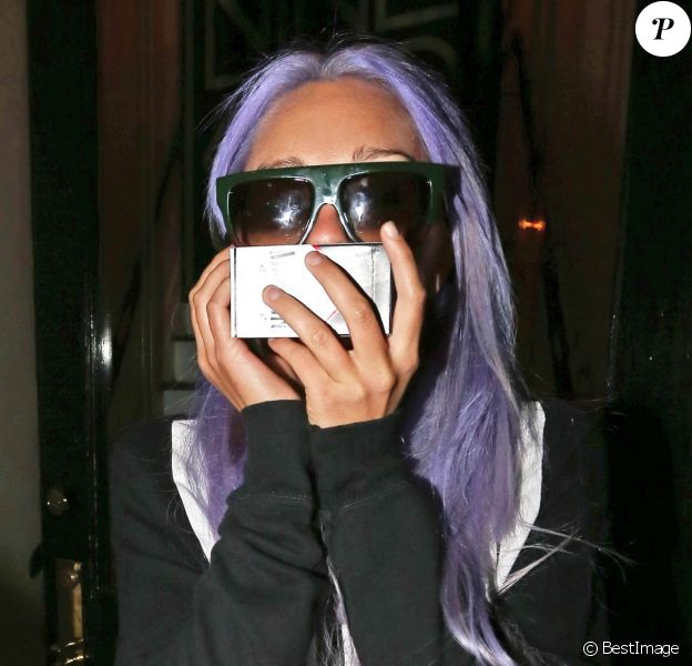 Amanda Bynes, les cheveux violets, se cache des photographes à la sortie du "901 Salon" à West Hollywood, le 7 novembre 2014
