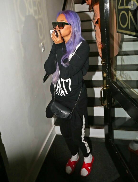 Amanda Bynes, les cheveux violets, se cache des photographes à la sortie du "901 Salon" à West Hollywood, le 7 novembre 2014