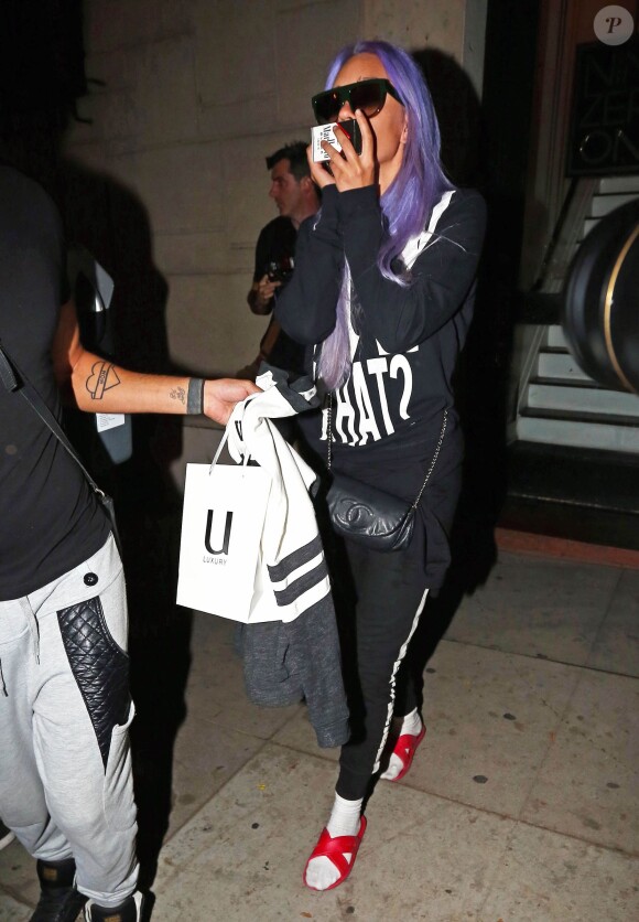 Amanda Bynes, les cheveux violets, se cache des photographes à la sortie du "901 Salon" à West Hollywood, le 7 novembre 2014