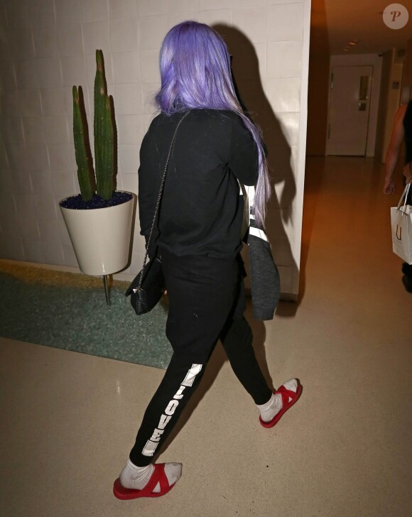 Amanda Bynes, les cheveux violets, se cache des photographes à la sortie du "901 Salon" à West Hollywood, le 7 novembre 2014