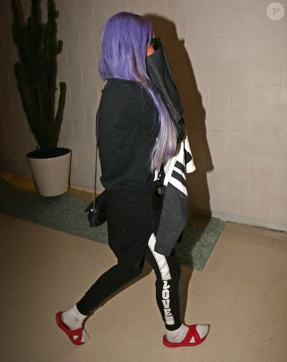 Amanda Bynes, les cheveux violets, se cache des photographes à la sortie du "901 Salon" à West Hollywood, le 7 novembre 2014
