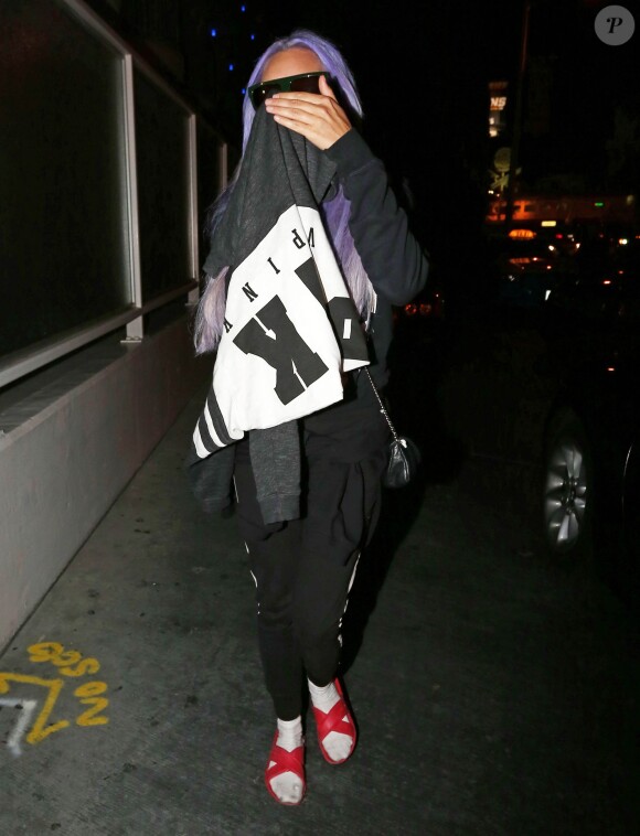 Amanda Bynes, les cheveux violets, se cache des photographes à la sortie du "901 Salon" à West Hollywood, le 7 novembre 2014