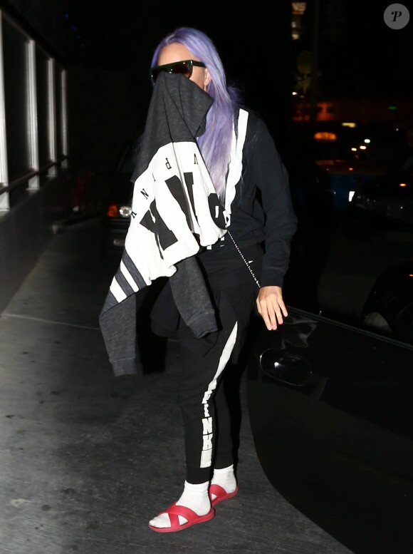 Amanda Bynes, les cheveux violets, se cache des photographes à la sortie du "901 Salon" à West Hollywood, le 7 novembre 2014