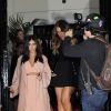 Kim et Khloé Kardashian quittent la soirée Hairfinity à Londres, le 8 novembre 2014.