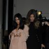 Kim et Khloé Kardashian quittent la soirée Hairfinity à Londres, le 8 novembre 2014.