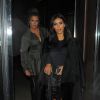 Kim et Khloé Kardashian quittent l'hôtel 45 Park Lane après y avoir dîné. Londres, le 8 novembre 2014.