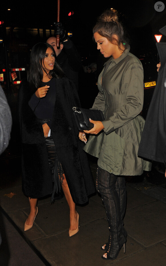 Kim et Khloé Kardashian sont allées diner à l'hôtel 45 Park Lane à Londres, le 8 novembre 2014.