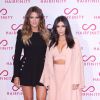 Khloé et Kim Kardashian assistent à la soirée de lancement de la marque Hairfinity au Royaume-Uni. Londres, le 8 novembre 2014.