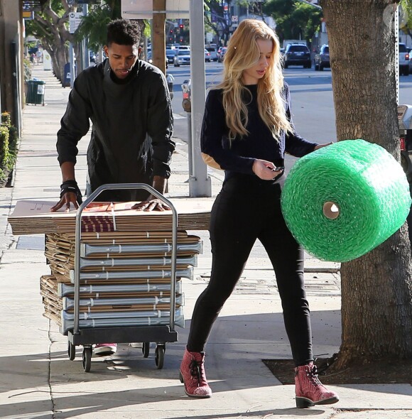 Exclusif - Iggy Azalea et Nick Young quittent un magasin Public Storage à Los Angeles, le 2 novembre 2014.