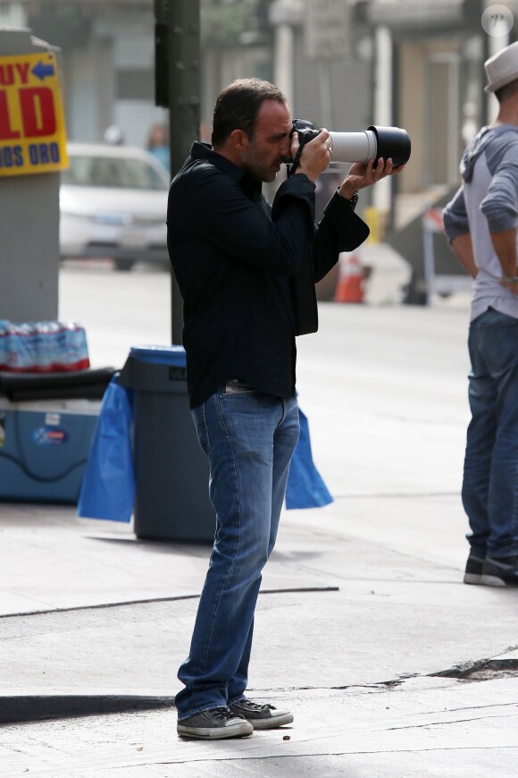Exclusif - Nikos Aliagas prend des photos lors du tournage du nouveau clip Johnny Hallyday, "Seul" (chanson de son nouvel album "Rester Vivant"), à Downtown Los Angeles, le 12 octobre 2014.