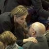 Très émue, Letizia témoigne son soutien à un senior qui a perdu des proches... Le roi Felipe VI et la reine Letizia d'Espagne assistaient le 10 novembre 2014 à Bullas, dans la province de Murcie, à une messe de funérailles, partageant le deuil des proches des personnes mortes dans l'accident de leur bus le samedi précédent et leur apportant leur réconfort.