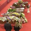 Le roi Felipe VI et la reine Letizia d'Espagne, recueillis devant les 13 cercueils, assistaient le 10 novembre 2014 à Bullas, dans la province de Murcie, à une messe de funérailles, partageant le deuil des proches des personnes mortes dans l'accident de leur bus le samedi précédent et leur apportant leur réconfort.