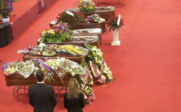 Le roi Felipe VI et la reine Letizia d'Espagne, recueillis devant les 13 cercueils, assistaient le 10 novembre 2014 à Bullas, dans la province de Murcie, à une messe de funérailles, partageant le deuil des proches des personnes mortes dans l'accident de leur bus le samedi précédent et leur apportant leur réconfort.