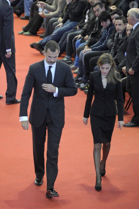 Le roi Felipe VI et la reine Letizia d'Espagne, très affectés, assistaient le 10 novembre 2014 à Bullas, dans la province de Murcie, à une messe de funérailles, partageant le deuil des proches des personnes mortes dans l'accident de leur bus le samedi précédent et leur apportant leur réconfort.