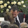 Le roi Felipe VI et la reine Letizia d'Espagne assistaient le 10 novembre 2014 à Bullas, dans la province de Murcie, à une messe de funérailles, partageant le deuil des proches des personnes mortes dans l'accident de leur bus le samedi précédent et leur apportant leur réconfort.