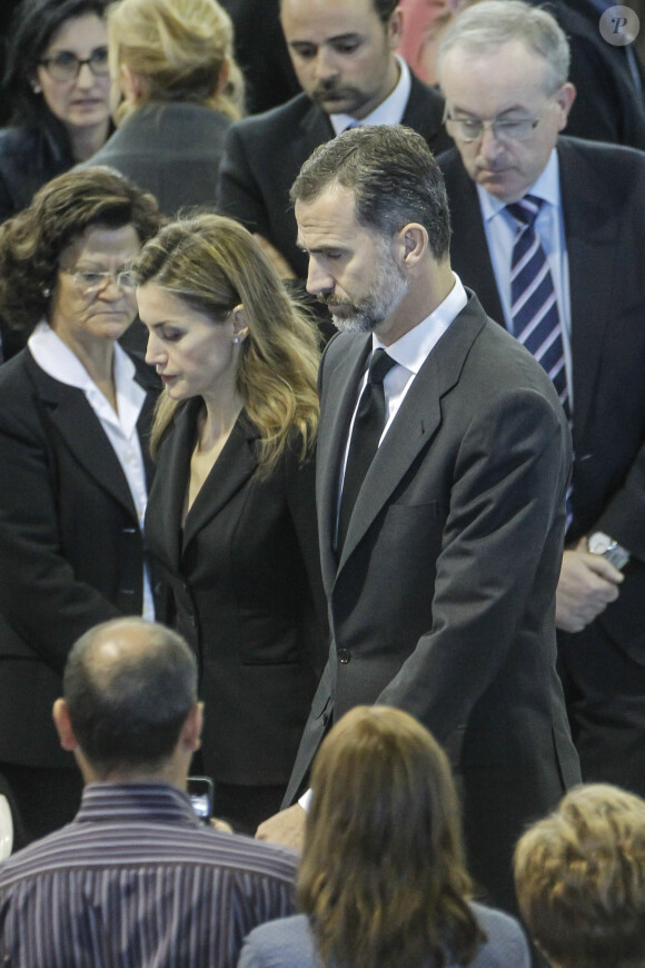 Felipe VI et Letizia d'Espagne, visiblement affectés, assistaient le 10 novembre 2014 à Bullas, dans la province de Murcie, à une messe de funérailles, partageant le deuil des proches des personnes mortes dans l'accident de leur bus le samedi précédent et leur apportant leur réconfort.