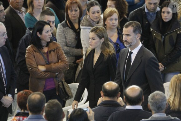 Felipe VI et Letizia d'Espagne assistaient le 10 novembre 2014 à Bullas, dans la province de Murcie, à une messe de funérailles, partageant le deuil des proches des personnes mortes dans l'accident de leur bus le samedi précédent et leur apportant leur réconfort.