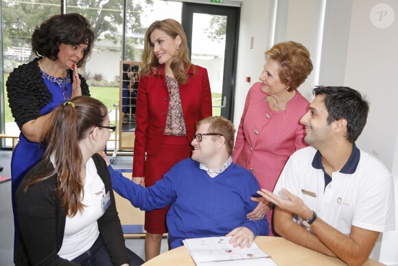 La reine Letizia d'Espagne, accompagnée de Maria Cavaco Silva, la femme du président portugais Anibal Cavaco Silva, visite un centre pour personnes handicapées et ayant des maladies rares à Moita près de Lisbonne, le 7 novembre 2014