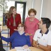 La reine Letizia d'Espagne, accompagnée de Maria Cavaco Silva, la femme du président portugais Anibal Cavaco Silva, visite un centre pour personnes handicapées et ayant des maladies rares à Moita près de Lisbonne, le 7 novembre 2014